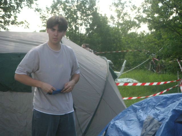 Willouz et Sebastien en train de monter la tente