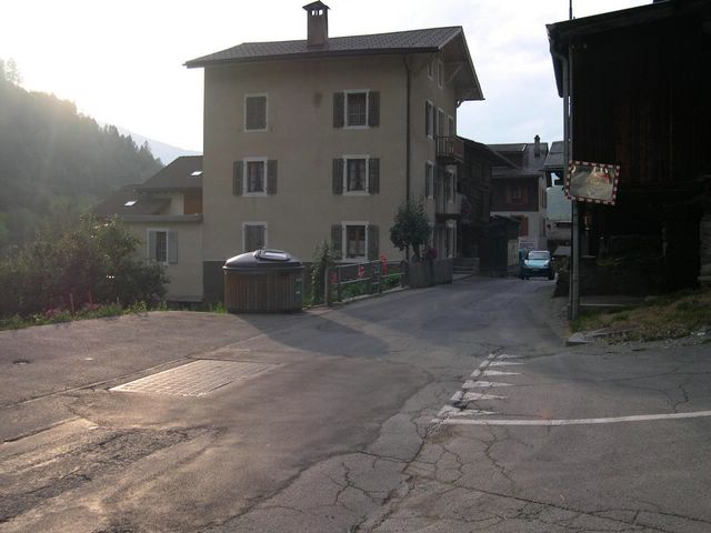 une arrivee d eau sous la montagne pour la centrale de Fionnay