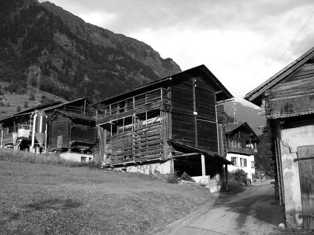 une arrivee d eau sous la montagne pour la centrale de Fionnay